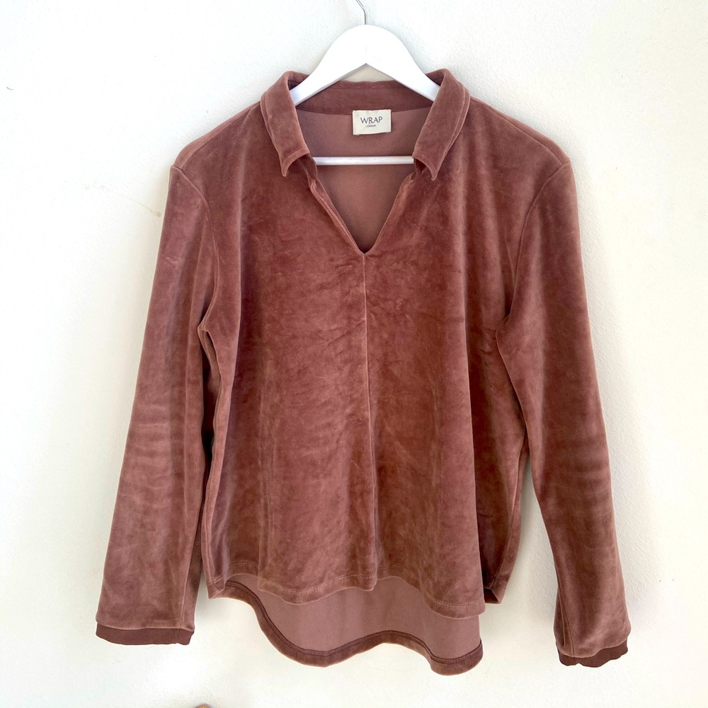 Velvet V-neck pullover with collar. Rose Blush